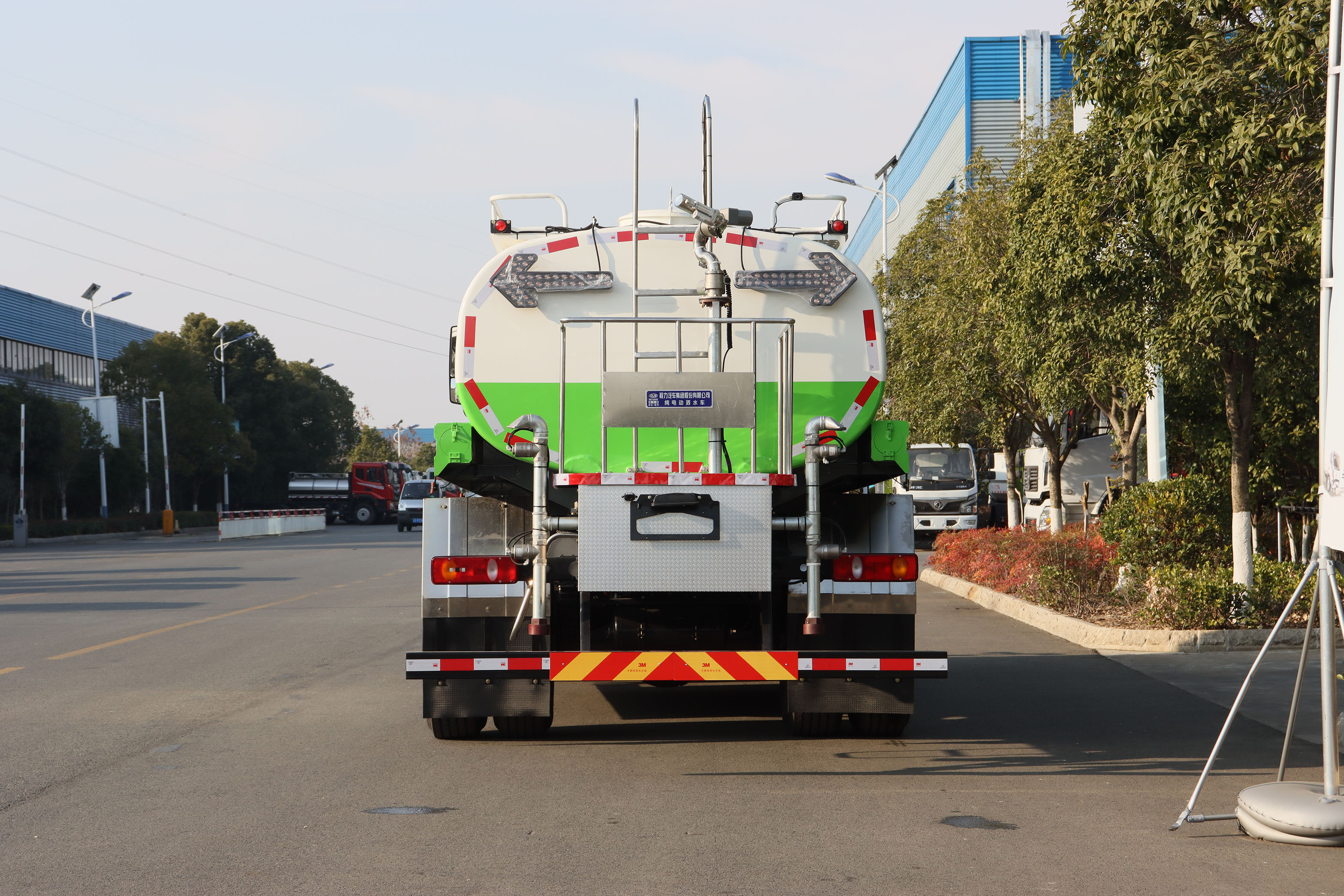 東風(fēng)天錦純電動(dòng)8.9方多功能灑水車圖片5