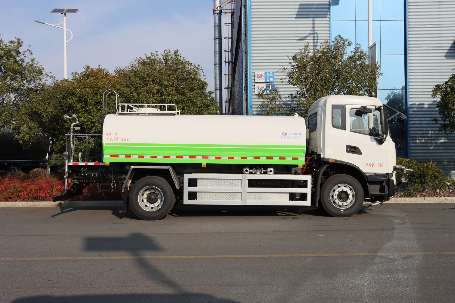 東風(fēng)天錦純電動(dòng)8.9方多功能灑水車圖片3