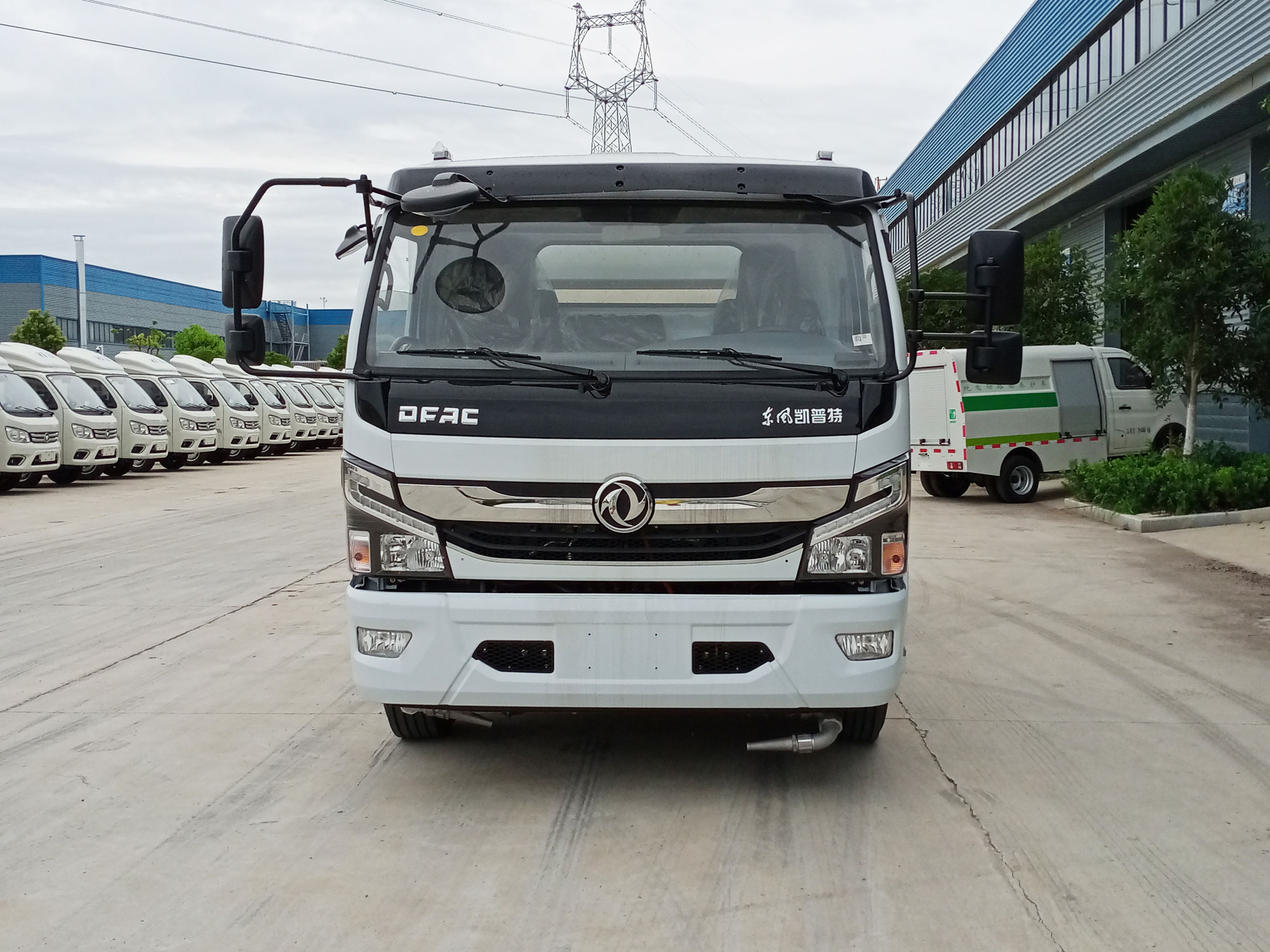 東風(fēng)凱普特3.94方多功能綠化噴灑車(chē)圖片2