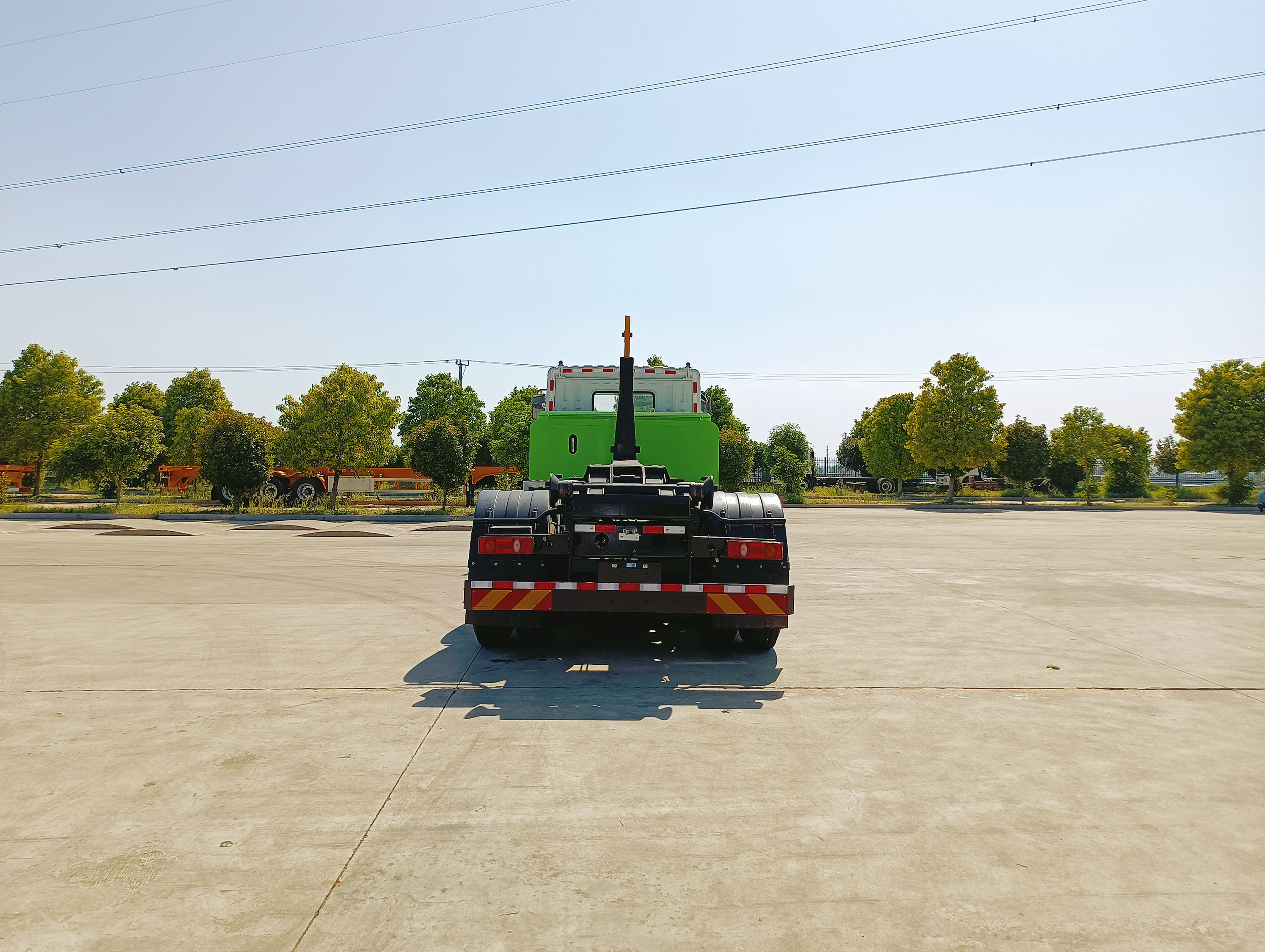 東風(fēng)華神32噸純電動車廂可卸式垃圾車圖片5