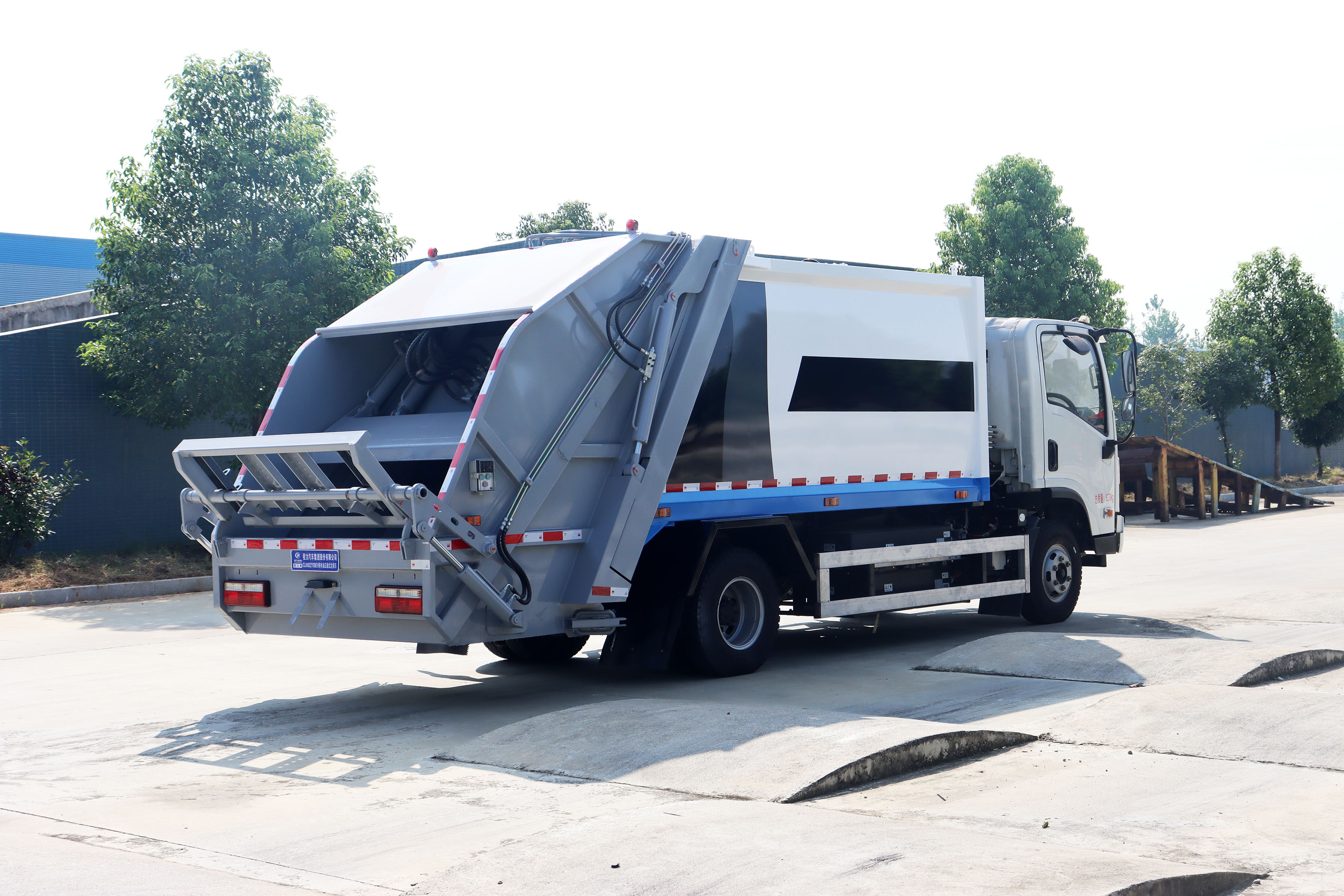 東風(fēng)華神6方純電動(dòng)高端壓縮垃圾車圖片5