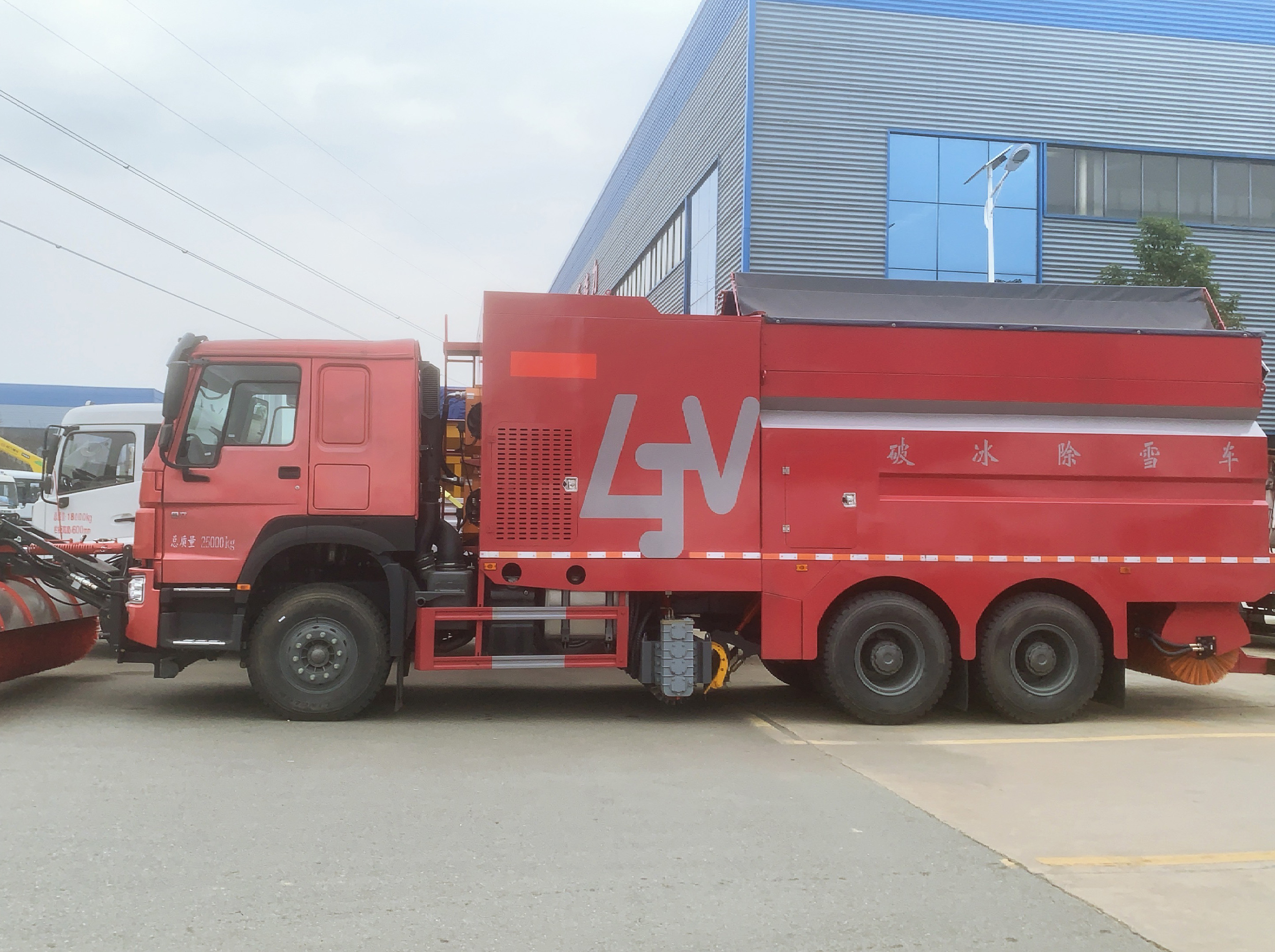 重汽豪沃后雙橋破冰除雪車,加裝撒布機,可配雪鏟雪滾圖片3